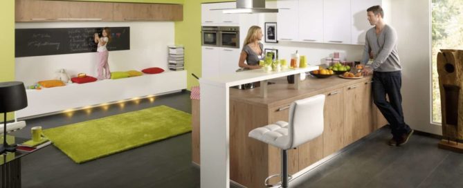 Küchenstudio Eine moderne Küche mit grünen Wänden und Möbeln.