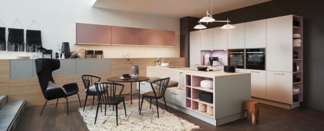 Küchenstudio Eine moderne Küche mit Esstisch und Stühlen.