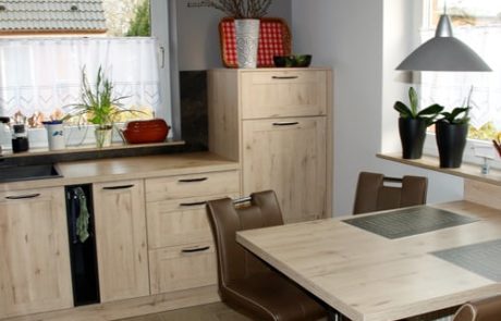 Küchenstudio Eine kleine Küche mit Tisch und Stühlen, geeignet für Referenzen.