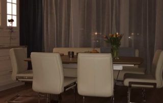 Küchenstudio Ein Esszimmer mit einem weißen Tisch und Stühlen und Referenzen.