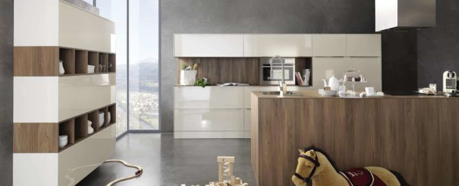 Küchenstudio Eine moderne Küche mit Holzschränken und einem hölzernen Teddybären.