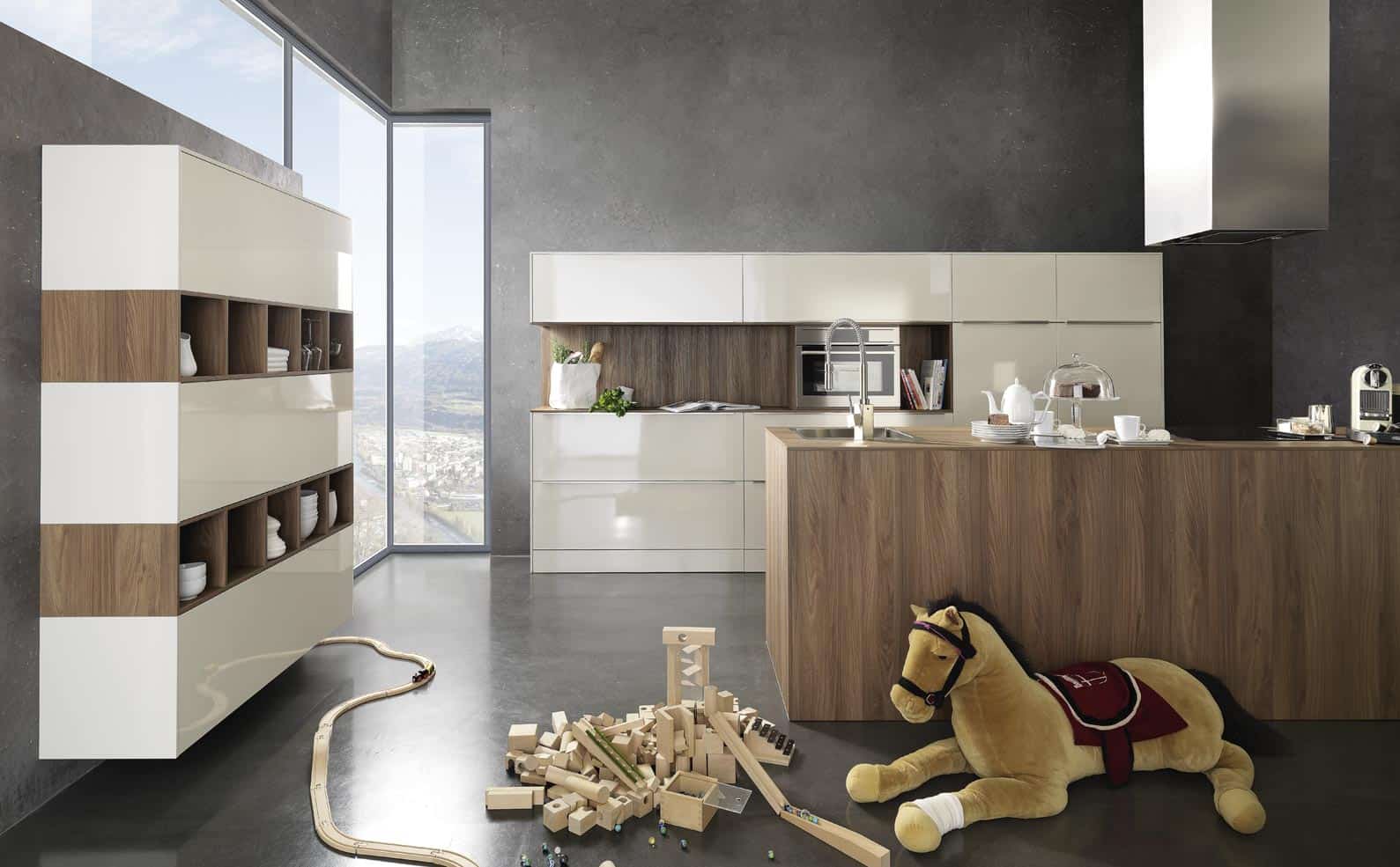 Küchenstudio Eine moderne Küche mit Holzschränken und einem hölzernen Teddybären.