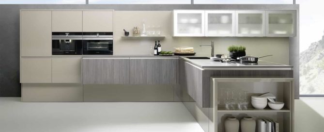 Küchenstudio Eine moderne Küche mit beigen und grauen Schränken.