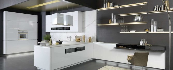 Küchenstudio Eine moderne Küche mit weißen Schränken und goldenen Akzenten.