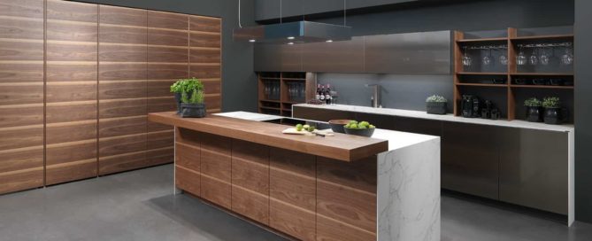 Küchenstudio Eine moderne Küche mit Holzschränken und Arbeitsplatten.