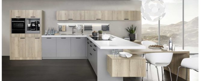 Küchenstudio Eine moderne Küche mit Tisch und Stühlen.