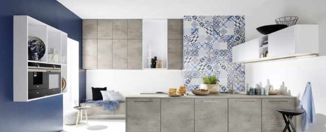 Küchenstudio Eine moderne Küche mit blauen und weißen Wänden.