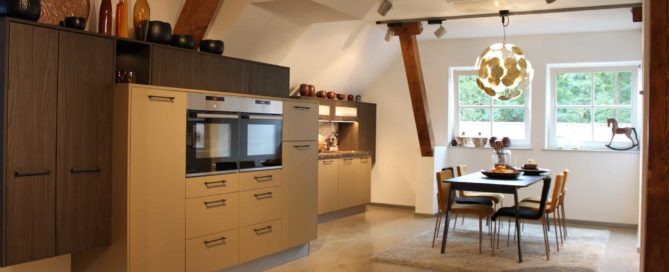 Küchenstudio Eine Küche mit Tisch und Stühlen.