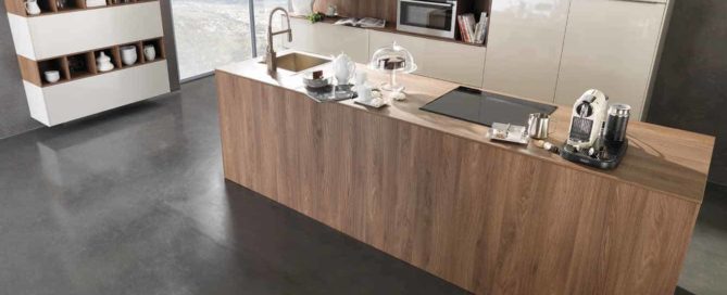Küchenstudio Eine moderne Küche mit Holzschränken und Arbeitsplatten.