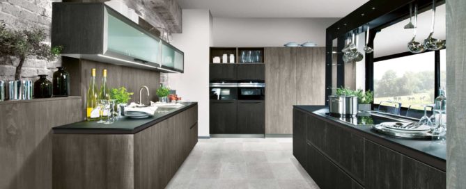Küchenstudio Eine moderne Küche mit Holzschränken und einer Backsteinmauer.