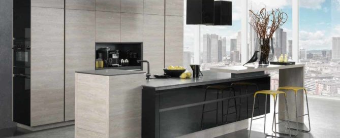 Küchenstudio Eine moderne Küche mit Holzschränken und Hockern.