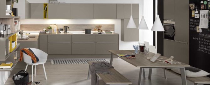 Küchenstudio Eine moderne Küche mit Tisch und Stühlen.