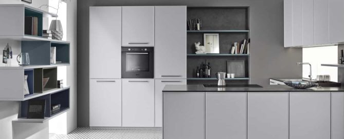 Küchenstudio Eine moderne Küche mit weißen Schränken und schwarzen Arbeitsplatten.