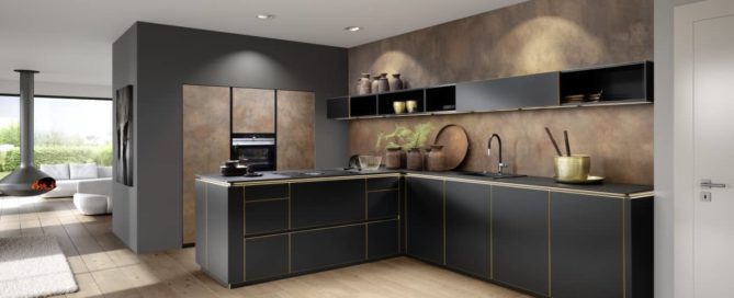 Küchenstudio Eine moderne Küche mit schwarzen Schränken und Holzböden.