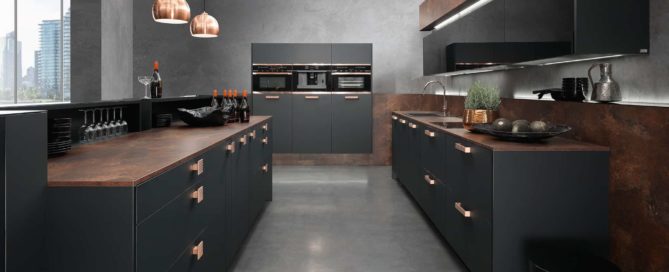 Küchenstudio Eine moderne Küche mit schwarzen Schränken und Kupferakzenten.