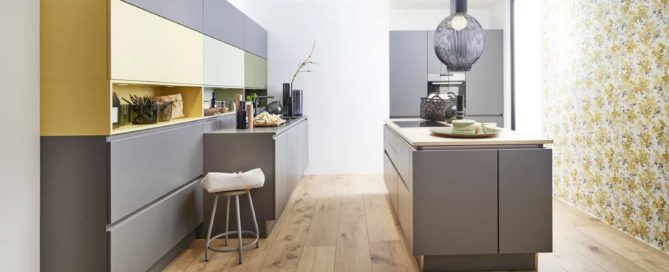 Küchenstudio Eine moderne Küche mit gelben und grauen Akzenten.