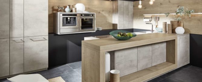 Küchenstudio Eine moderne Küche mit Holzschränken und Arbeitsplatten.