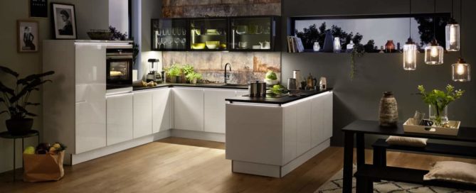 Küchenstudio Eine moderne Küche mit weißen Schränken und Holzböden.