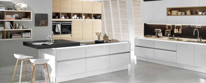 Küchenstudio Eine moderne Küche mit weißen und schwarzen Schränken.