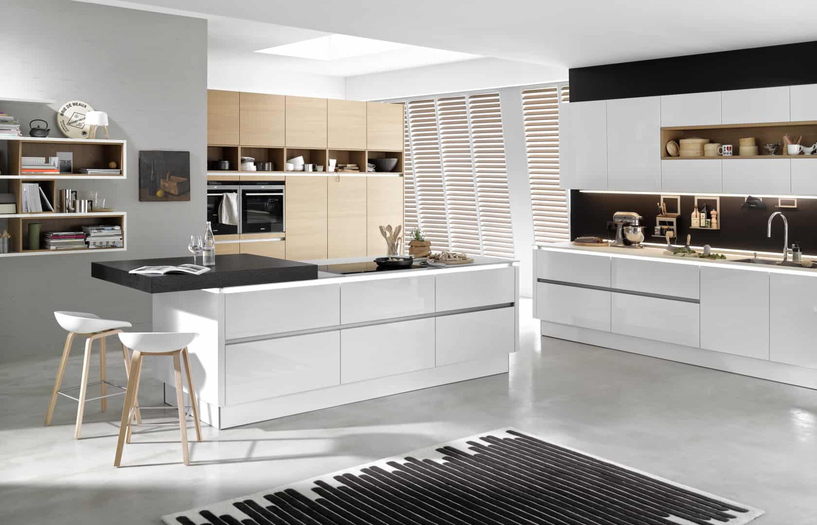 Küchenstudio Eine moderne Küche mit weißen und schwarzen Schränken.