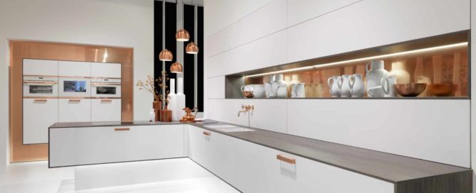 Küchenstudio Eine moderne Küche mit weißen Schränken und weißen Arbeitsplatten.