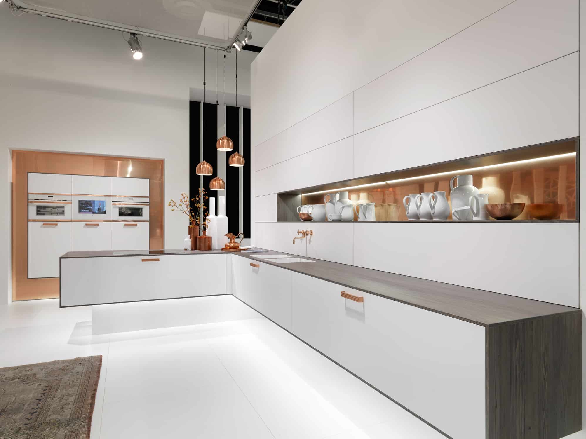 Küchenstudio Eine moderne Küche mit weißen Schränken und weißen Arbeitsplatten.