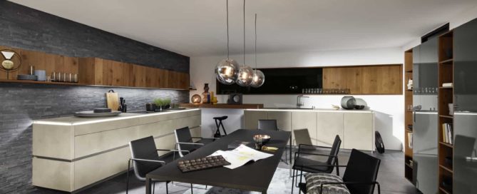 Küchenstudio Eine moderne Küche mit Esstisch und Stühlen.