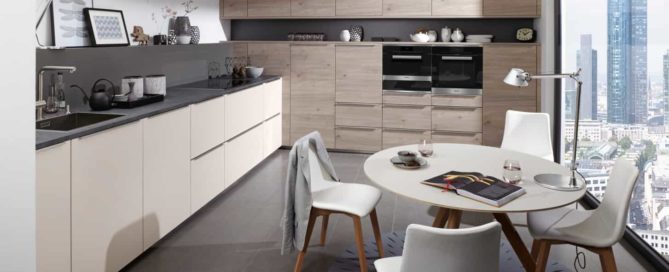 Küchenstudio Eine moderne Küche mit Tisch und Stühlen und Blick auf die Stadt.
