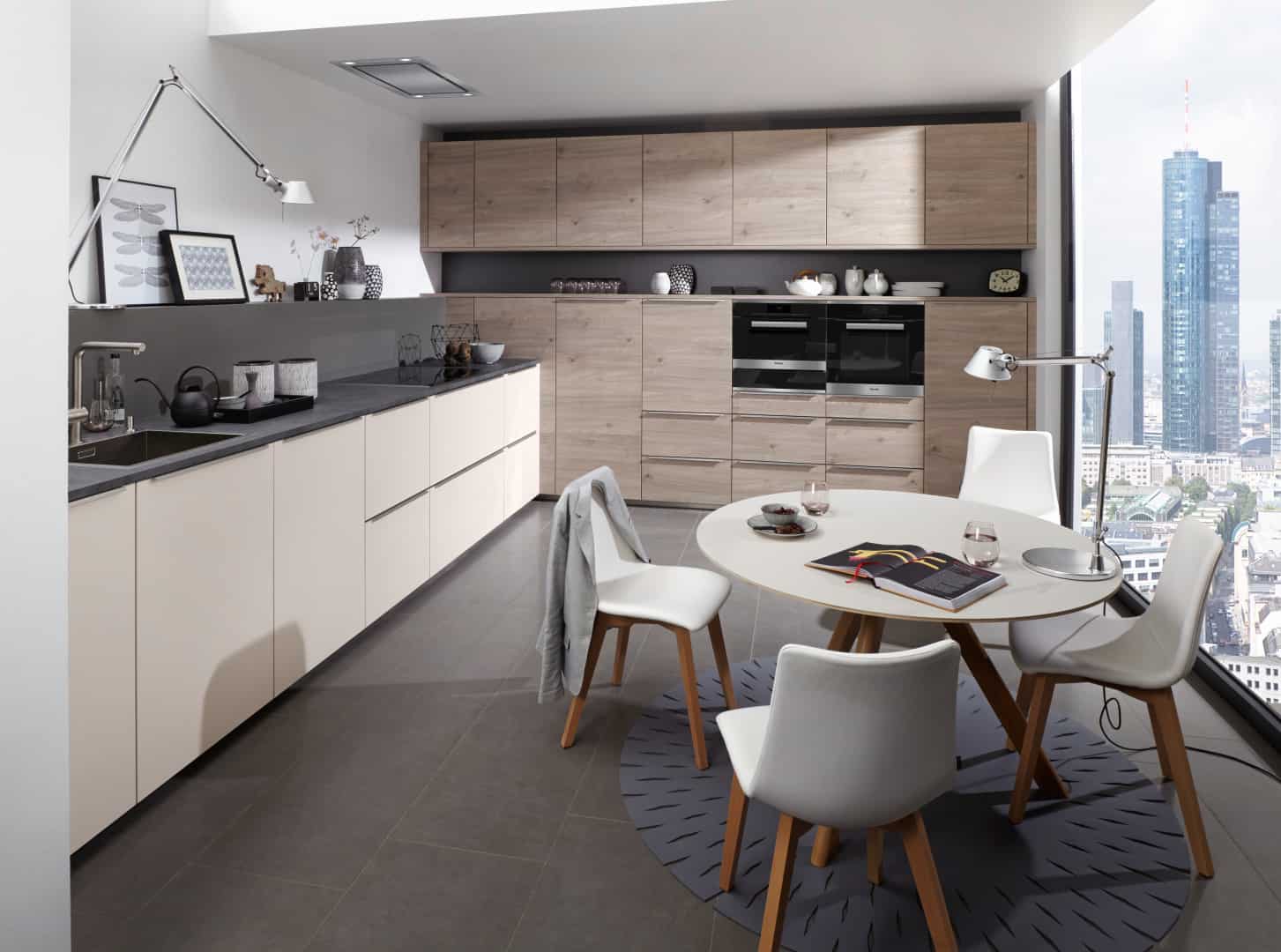 Küchenstudio Eine moderne Küche mit Tisch und Stühlen und Blick auf die Stadt. Küchenstudio Eine moderne Küche mit Tisch und Stühlen und Blick auf die Stadt.