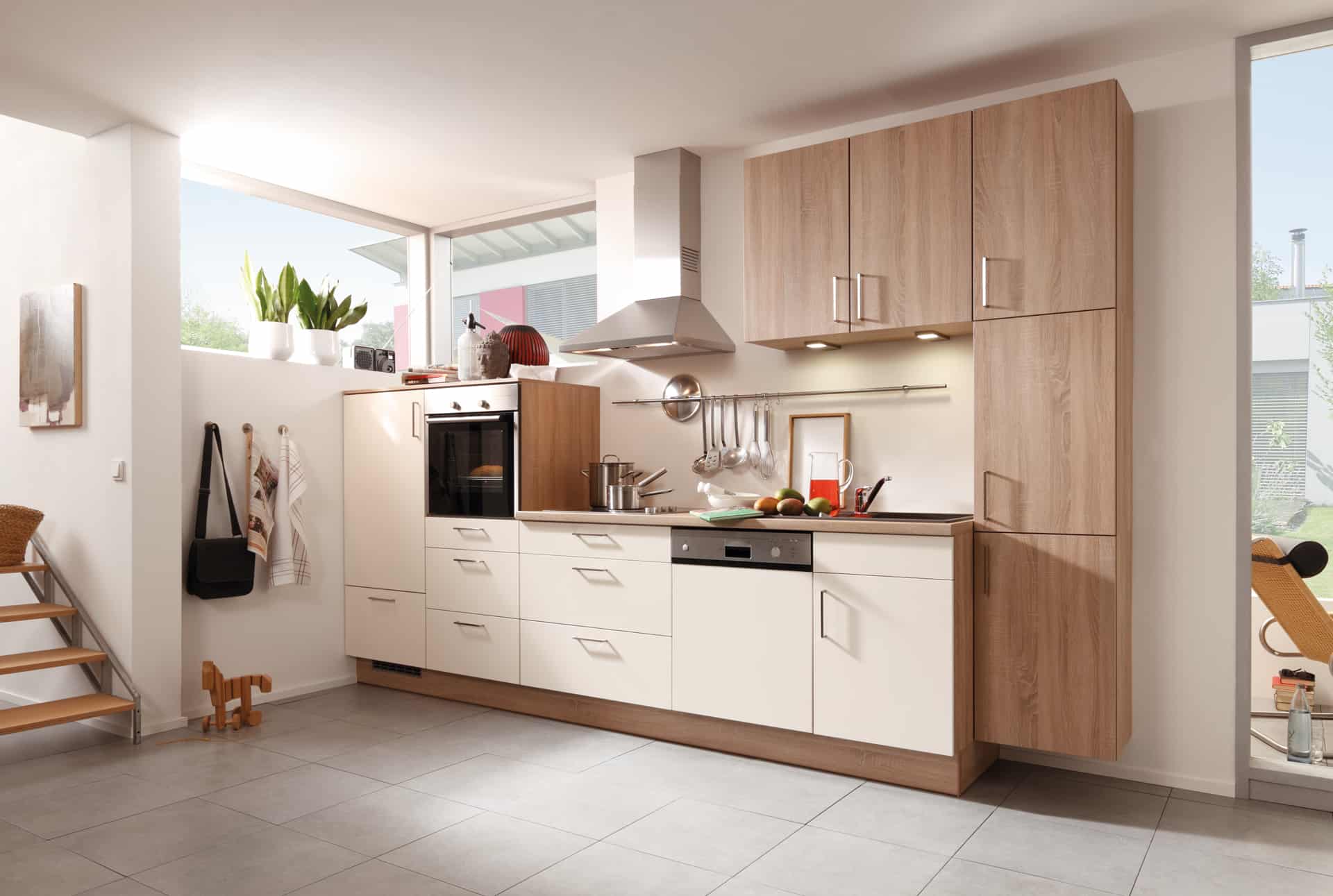 Küchenstudio Eine Küche mit weißen Schränken und Holzboden.