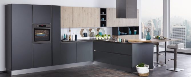 Küchenstudio Eine moderne Küche mit grauen Schränken und Blick auf die Stadt.