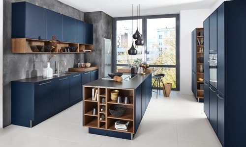 Küchenstudio Eine moderne Küche mit blauen Schränken und Holzregalen.
