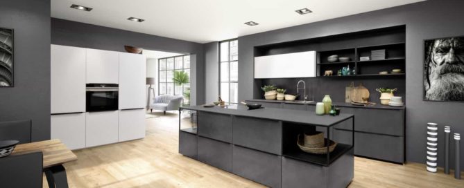 Küchenstudio Eine moderne Küche mit grauen Wänden und Holzböden.