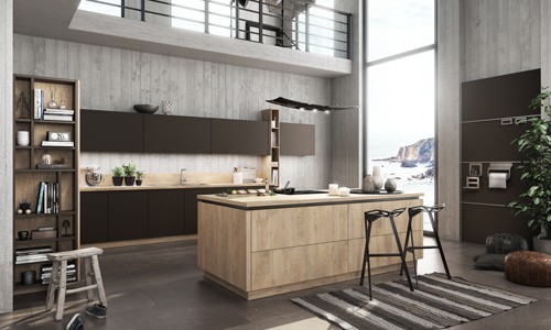 Küchenstudio Eine moderne Küche mit Holzschränken und Hockern.