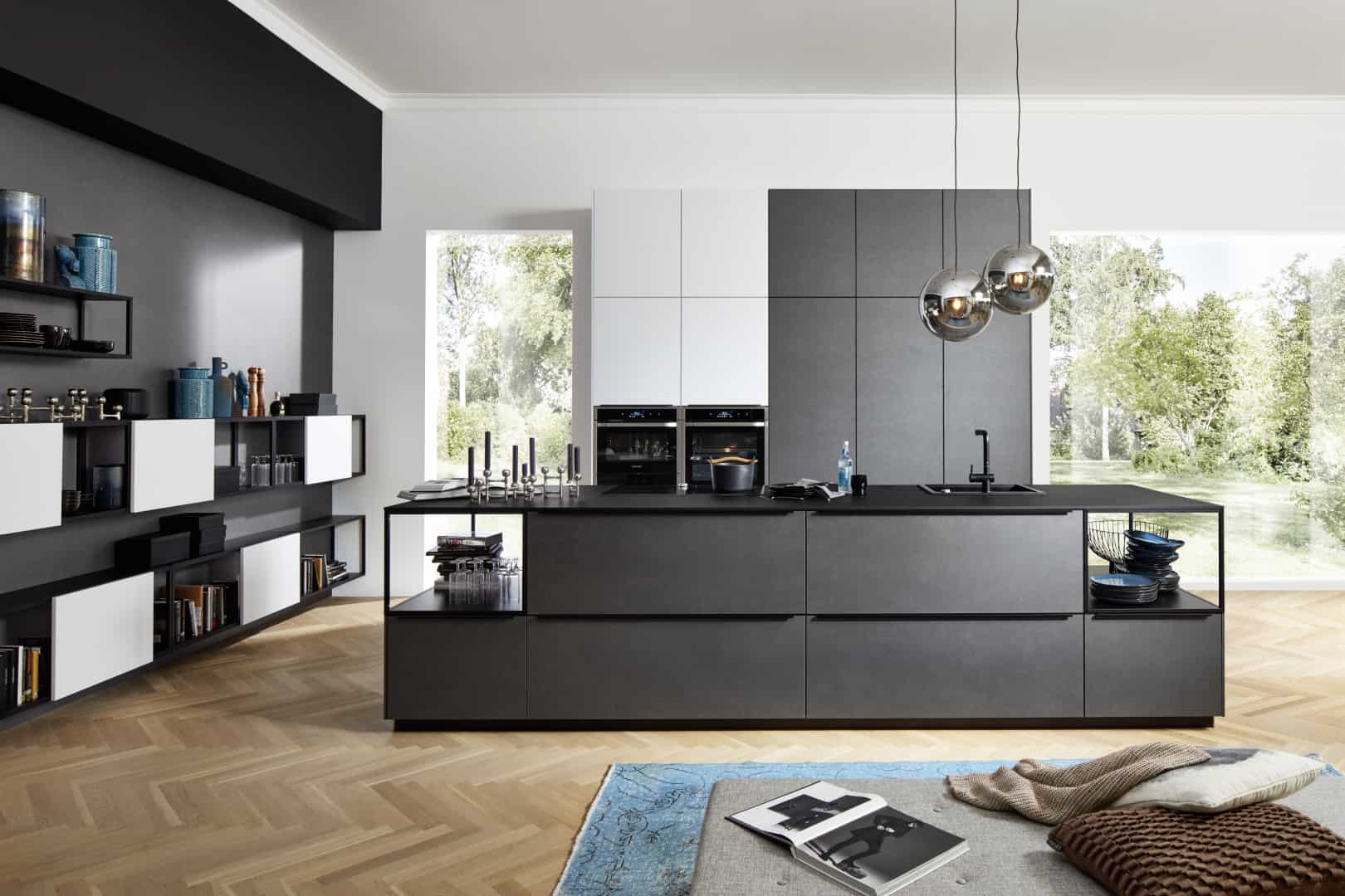 Küchenstudio Eine moderne Küche mit schwarzen und weißen Schränken.