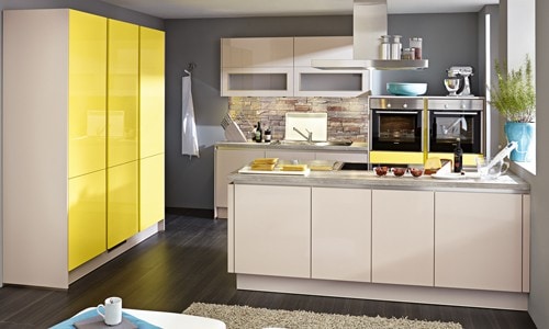 Küchenstudio Eine Küche mit gelben Schränken und weißen Arbeitsplatten.