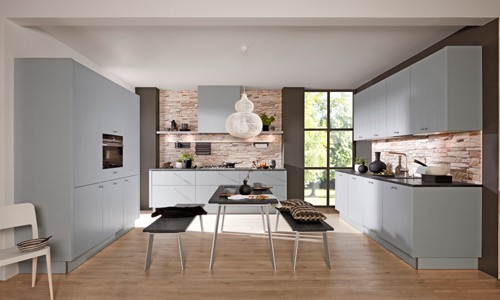Küchenstudio Eine moderne Küche mit blauen Schränken und Holzböden.