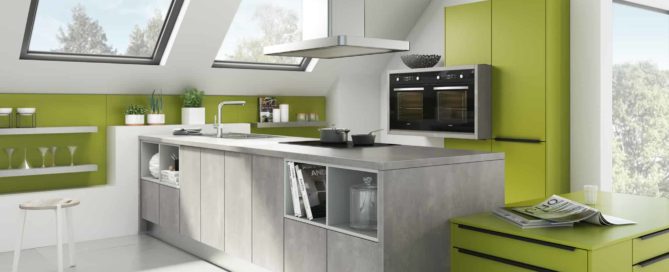 Küchenstudio Eine moderne Küche mit grünen Schränken und Arbeitsplatten.
