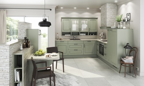 Küchenstudio Eine Küche mit grünen Schränken und weißen Arbeitsplatten.