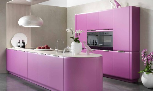 Küchenstudio Eine Küche mit lila Schränken und weißen Arbeitsplatten.