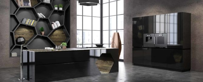 Küchenstudio Eine moderne Küche mit schwarzen Schränken und einem Kronleuchter.
