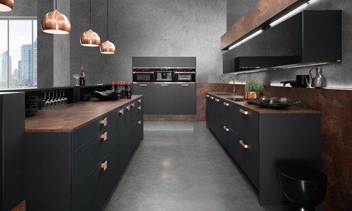 Küchenstudio Eine moderne Küche mit schwarzen Schränken und Kupferakzenten.