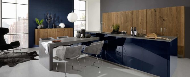 Küchenstudio Eine moderne Küche mit blauen Wänden und Holzböden.