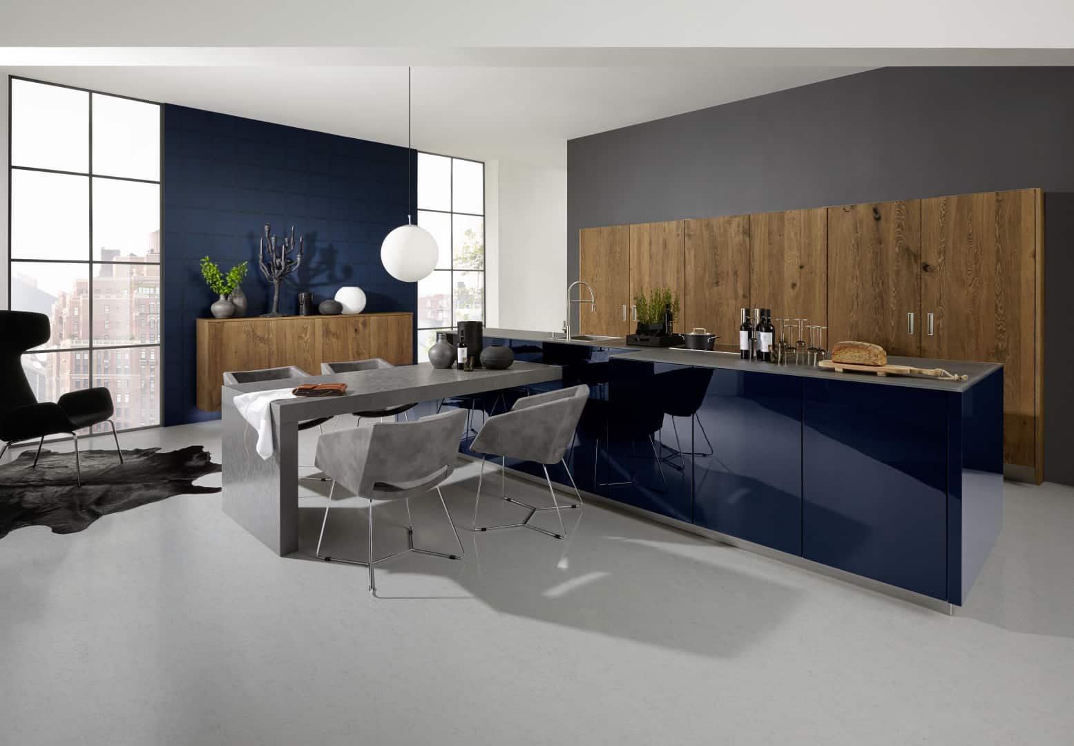 Küchenstudio Eine moderne Küche mit blauen Wänden und Holzböden.