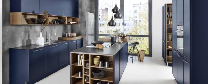 Küchenstudio Eine moderne Küche mit blauen Schränken und Holzregalen.