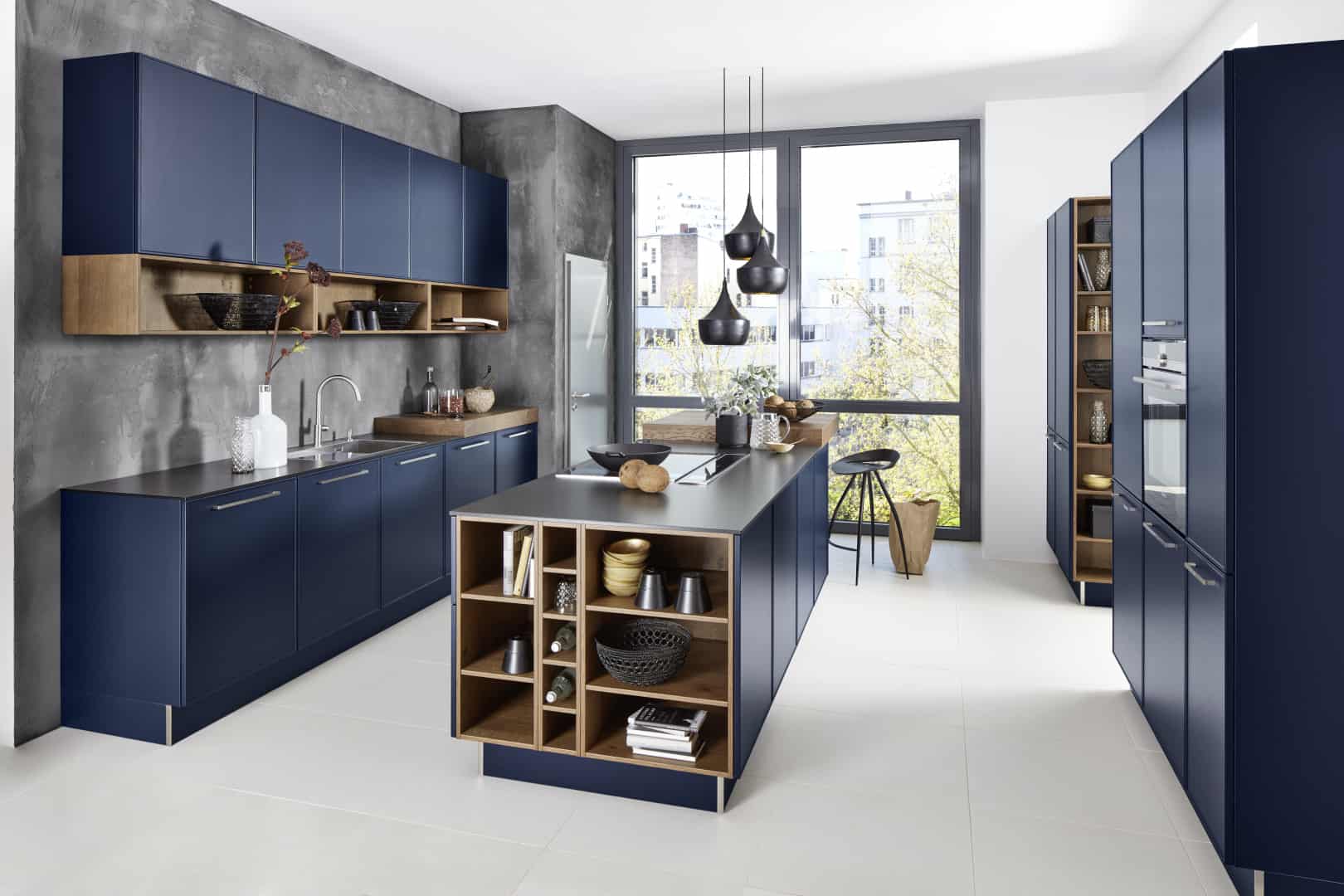 Küchenstudio Eine moderne Küche mit blauen Schränken und Holzregalen.