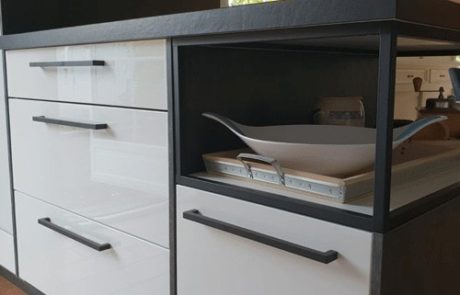 Küchenstudio Eine weiße Küche mit schwarzen und weißen Schränken bietet Referenzen.