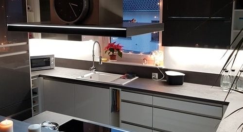 Küchenstudio Eine Referenzen-Küche mit Herd und Backofen.