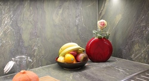 Küchenstudio Referenzen: Eine Küche mit einer Arbeitsplatte aus Marmor und Obst darauf.