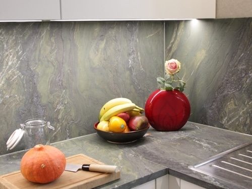 Küchenstudio Referenzen: Eine Küche mit einer Arbeitsplatte aus Marmor und Obst darauf.